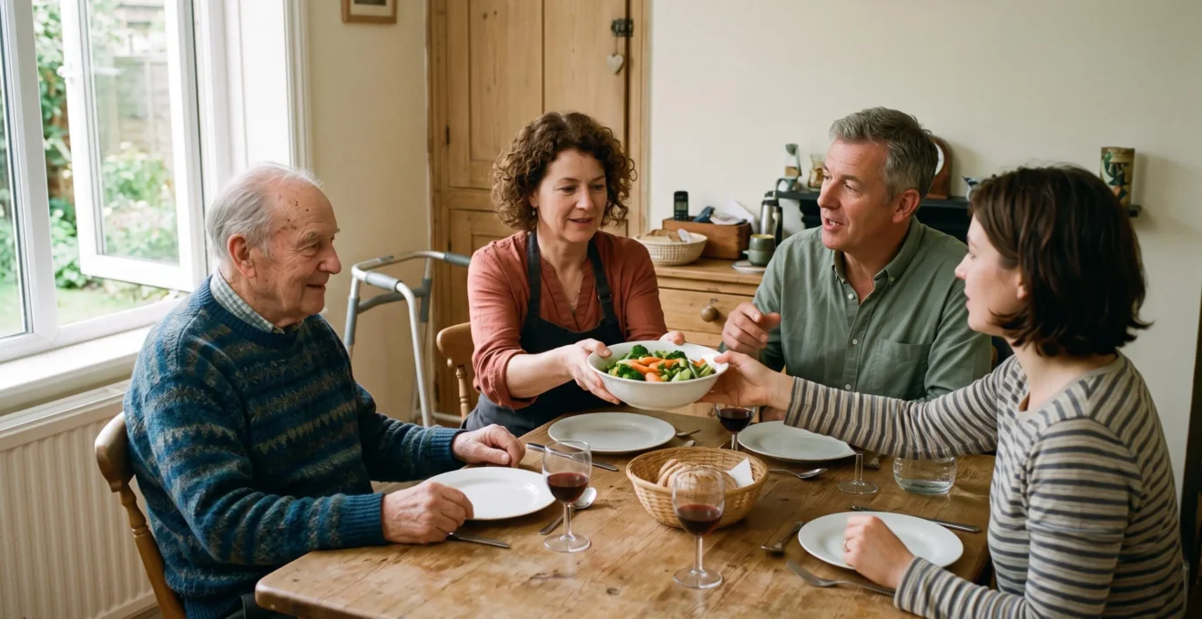 Un homme âgé partage un repas convivial à table avec les membres d'une famille d'accueil dans une salle à manger lumineuse.